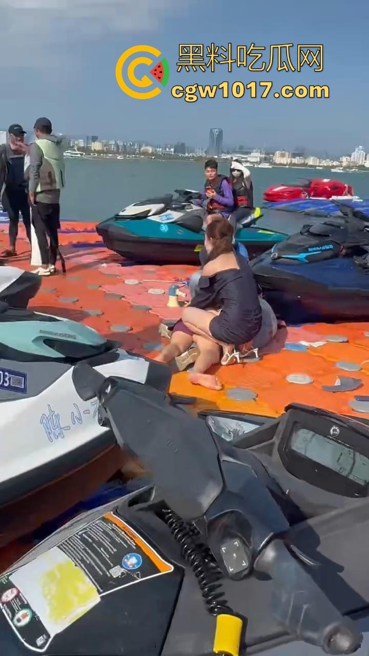 海南三亚钟情会所海边两大极品女现场撕逼,谁也不服谁直接开干,扯头发抓胸打起来丝毫不输男的,拦都拦不开!