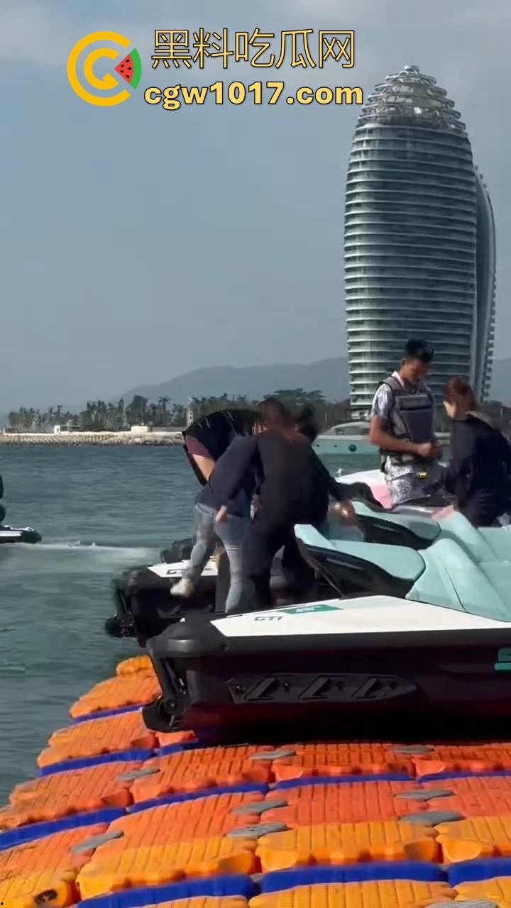 海南三亚钟情会所海边两大极品女现场撕逼,谁也不服谁直接开干,扯头发抓胸打起来丝毫不输男的,拦都拦不开!