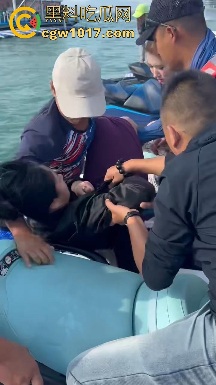 海南三亚钟情会所海边两大极品女现场撕逼,谁也不服谁直接开干,扯头发抓胸打起来丝毫不输男的,拦都拦不开!