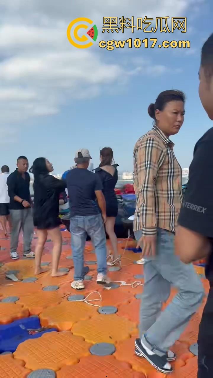 海南三亚钟情会所海边两大极品女现场撕逼,谁也不服谁直接开干,扯头发抓胸打起来丝毫不输男的,拦都拦不开!