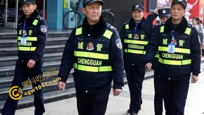 新疆男子勇斗城管!刀光闪烁,威风凛凛,城管悲惨跪地求饶,差点命丧黄泉!