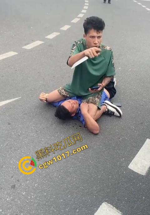 新疆男子勇斗城管!刀光闪烁,威风凛凛,城管悲惨跪地求饶,差点命丧黄泉!