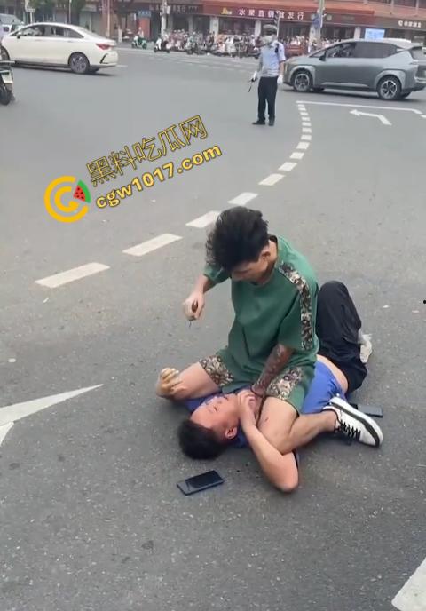 新疆男子勇斗城管!刀光闪烁,威风凛凛,城管悲惨跪地求饶,差点命丧黄泉!