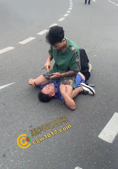 新疆男子勇斗城管!刀光闪烁,威风凛凛,城管悲惨跪地求饶,差点命丧黄泉!