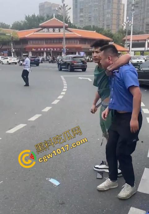 新疆男子勇斗城管!刀光闪烁,威风凛凛,城管悲惨跪地求饶,差点命丧黄泉!