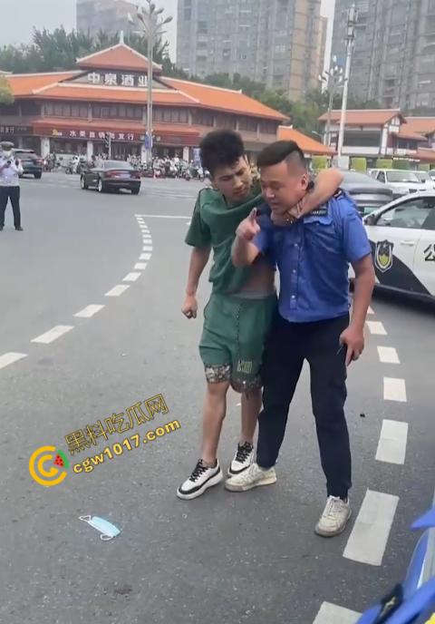 新疆男子勇斗城管!刀光闪烁,威风凛凛,城管悲惨跪地求饶,差点命丧黄泉!