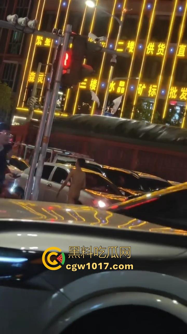 大冬天街头惊现裸男夜跑!全身脱光在车流量最大的街道夜跑,马路中央的焦点,难道什么女主人的任务啊!