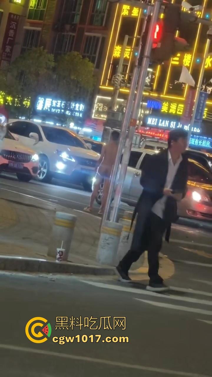 大冬天街头惊现裸男夜跑!全身脱光在车流量最大的街道夜跑,马路中央的焦点,难道什么女主人的任务啊!