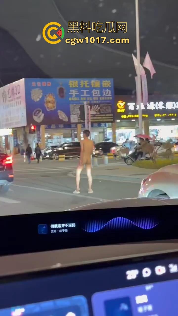 大冬天街头惊现裸男夜跑!全身脱光在车流量最大的街道夜跑,马路中央的焦点,难道什么女主人的任务啊!