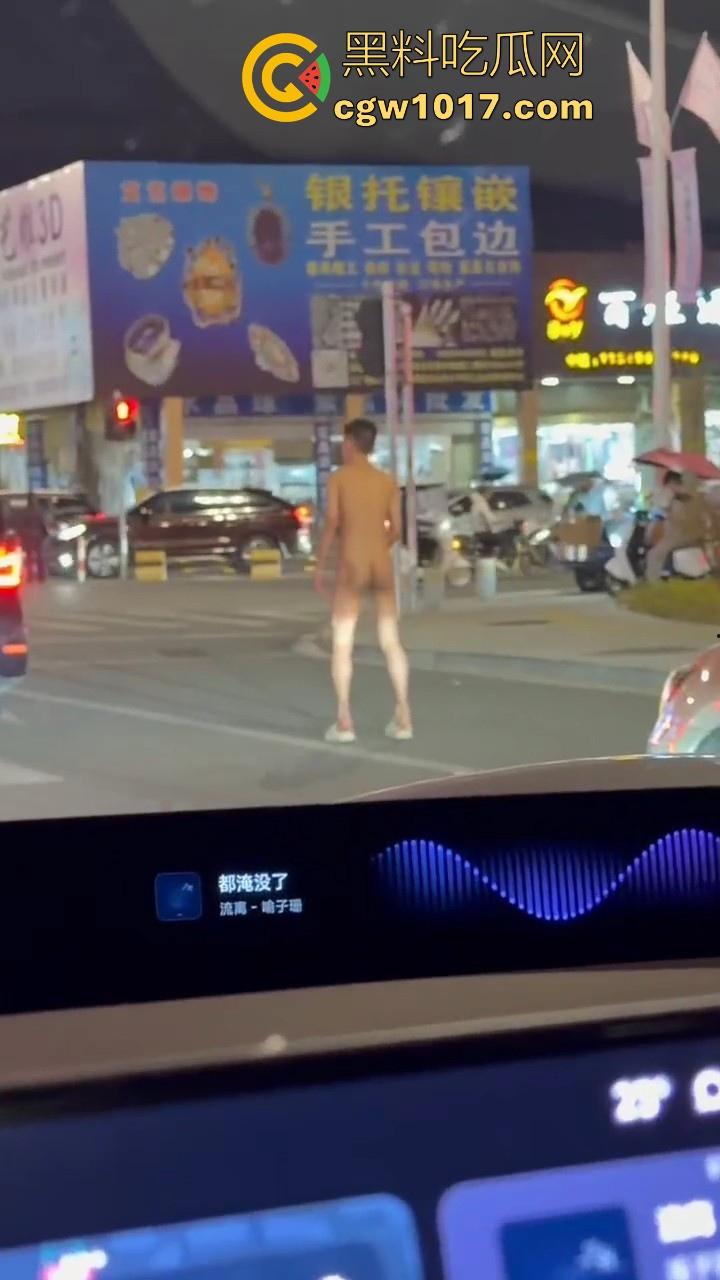 大冬天街头惊现裸男夜跑!全身脱光在车流量最大的街道夜跑,马路中央的焦点,难道什么女主人的任务啊!
