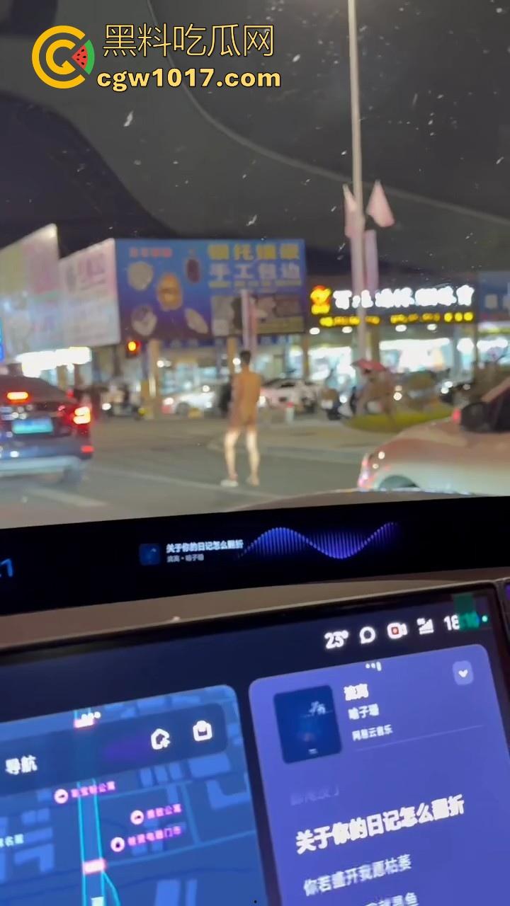 大冬天街头惊现裸男夜跑!全身脱光在车流量最大的街道夜跑,马路中央的焦点,难道什么女主人的任务啊!