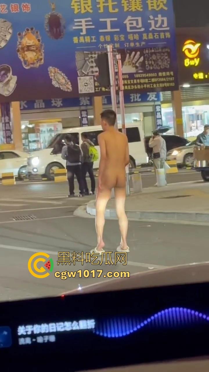 大冬天街头惊现裸男夜跑!全身脱光在车流量最大的街道夜跑,马路中央的焦点,难道什么女主人的任务啊!