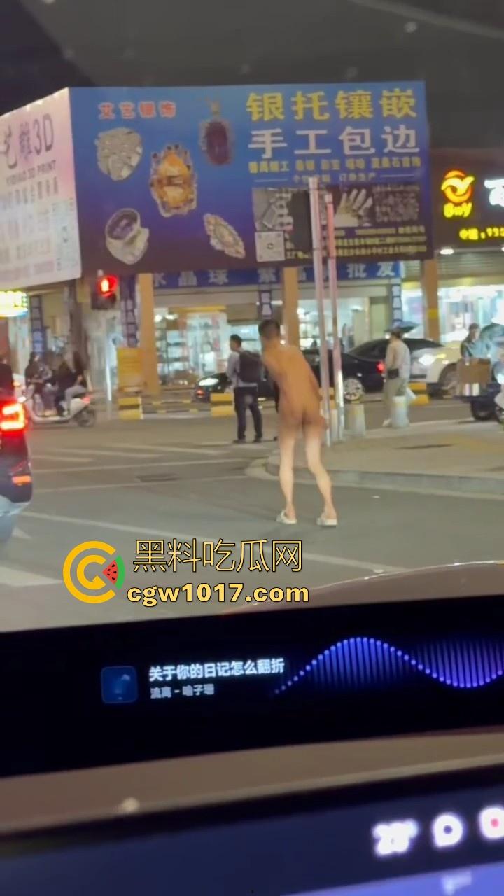 大冬天街头惊现裸男夜跑!全身脱光在车流量最大的街道夜跑,马路中央的焦点,难道什么女主人的任务啊!