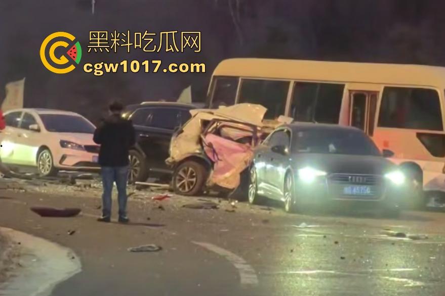 11月20日河北张家口崇礼区重型吊车失控连撞多车,滑雪季雪路结冰使多人受伤,现场就如灾难片!