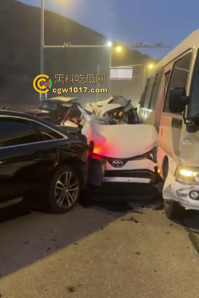 11月20日河北张家口崇礼区重型吊车失控连撞多车,滑雪季雪路结冰使多人受伤,现场就如灾难片!