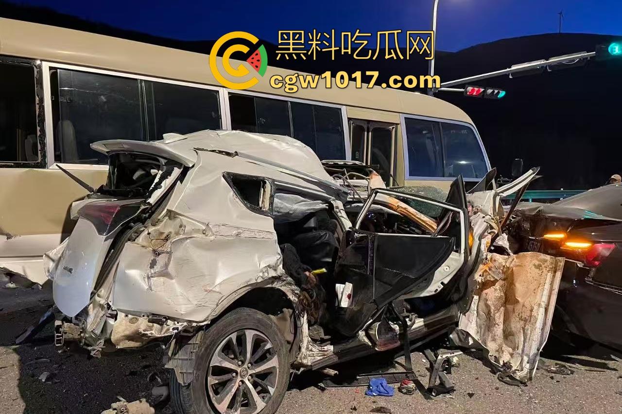 11月20日河北张家口崇礼区重型吊车失控连撞多车,滑雪季雪路结冰使多人受伤,现场就如灾难片!