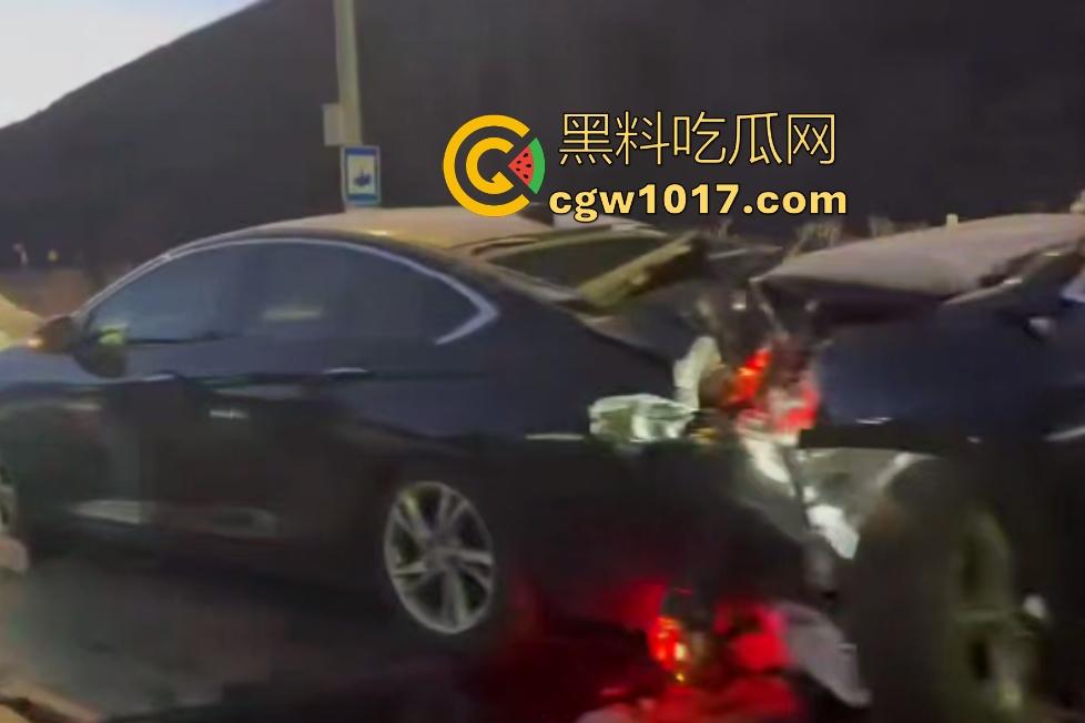 11月20日河北张家口崇礼区重型吊车失控连撞多车,滑雪季雪路结冰使多人受伤,现场就如灾难片!