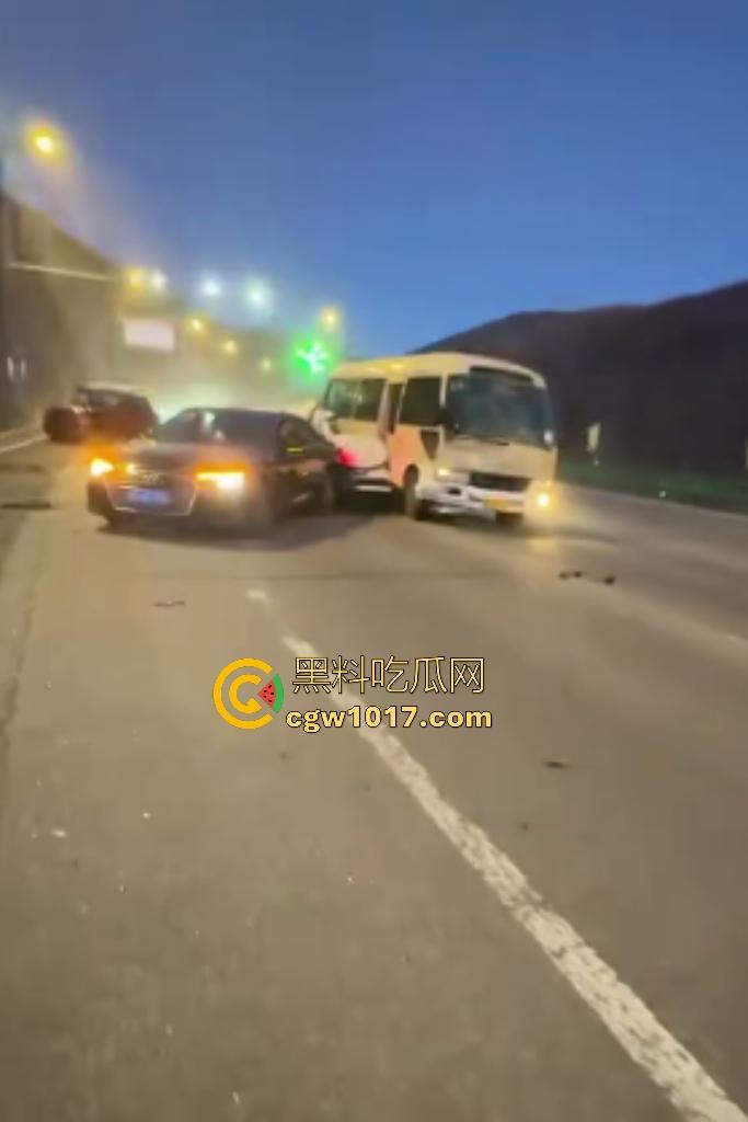 11月20日河北张家口崇礼区重型吊车失控连撞多车,滑雪季雪路结冰使多人受伤,现场就如灾难片!