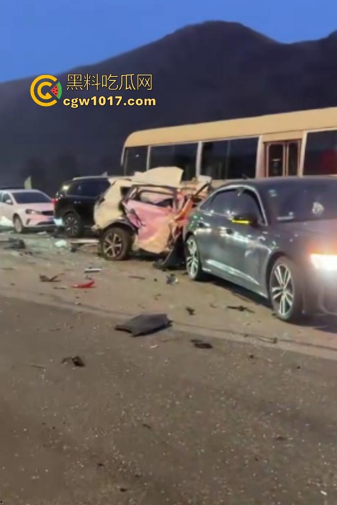 11月20日河北张家口崇礼区重型吊车失控连撞多车,滑雪季雪路结冰使多人受伤,现场就如灾难片!