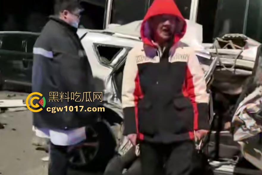 11月20日河北张家口崇礼区重型吊车失控连撞多车,滑雪季雪路结冰使多人受伤,现场就如灾难片!