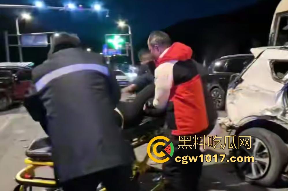 11月20日河北张家口崇礼区重型吊车失控连撞多车,滑雪季雪路结冰使多人受伤,现场就如灾难片!