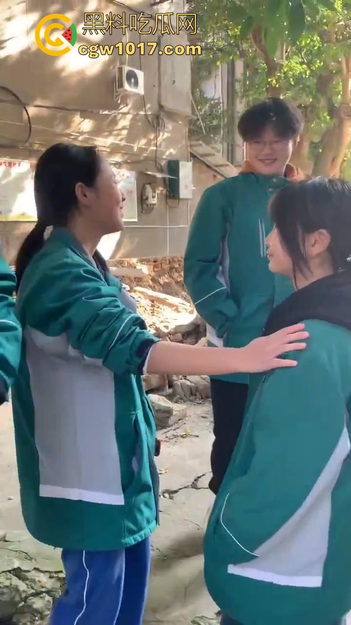 四川省南充市阆中中学女学生霸凌视频曝光,放学堵住不让走,边说道理边扇耳光,在学校就已经这么牛逼了是吧!