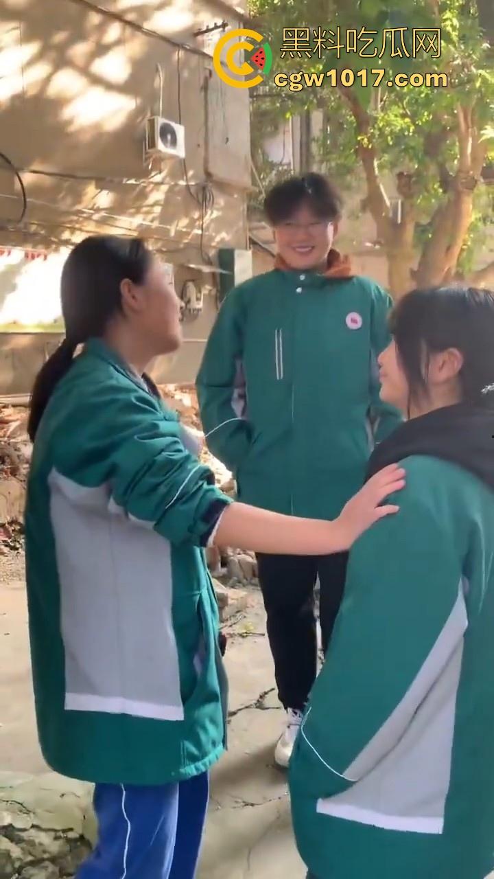 四川省南充市阆中中学女学生霸凌视频曝光,放学堵住不让走,边说道理边扇耳光,在学校就已经这么牛逼了是吧!