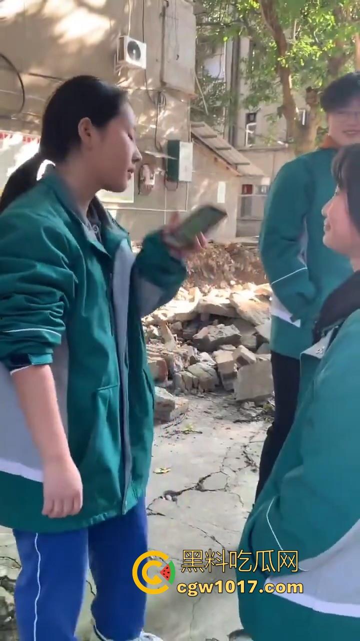 四川省南充市阆中中学女学生霸凌视频曝光,放学堵住不让走,边说道理边扇耳光,在学校就已经这么牛逼了是吧!