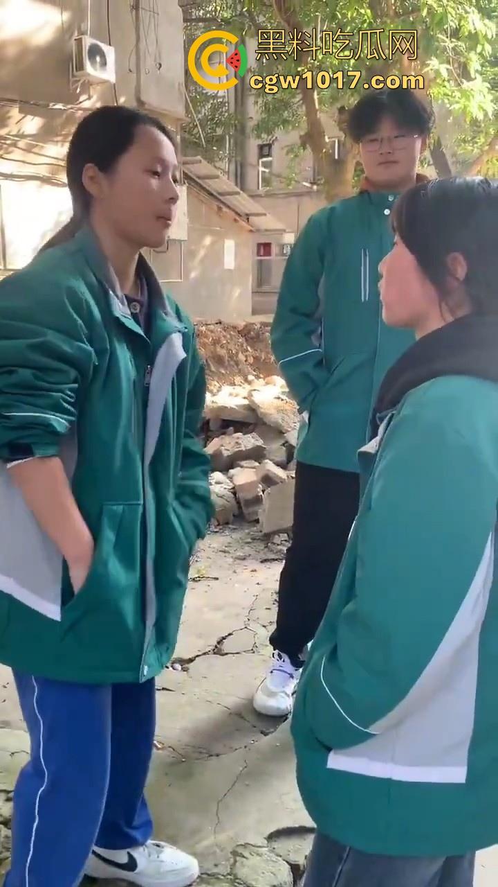 四川省南充市阆中中学女学生霸凌视频曝光,放学堵住不让走,边说道理边扇耳光,在学校就已经这么牛逼了是吧!