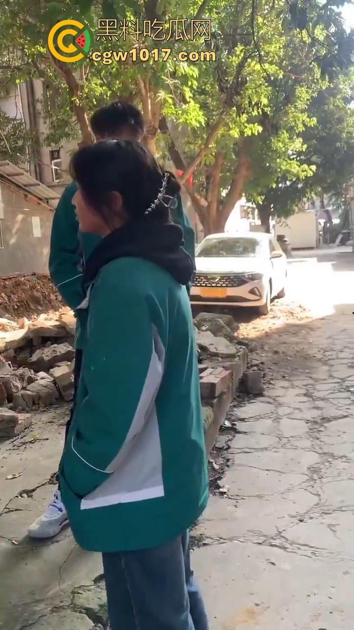 四川省南充市阆中中学女学生霸凌视频曝光,放学堵住不让走,边说道理边扇耳光,在学校就已经这么牛逼了是吧!
