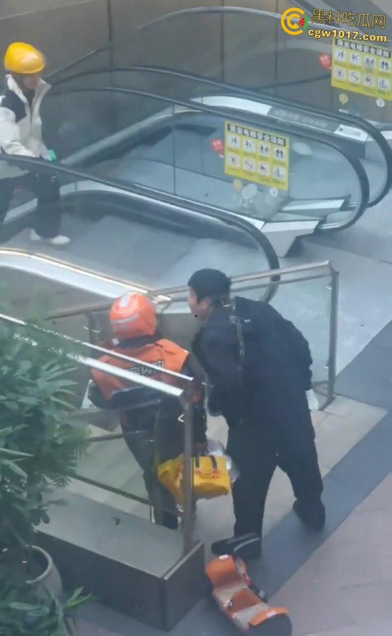保安和外卖员商场爆发矛盾,真实上演君子动口不动手,互吐口水对峙互不退让,保安看他戴头盔就吐了就跑 !