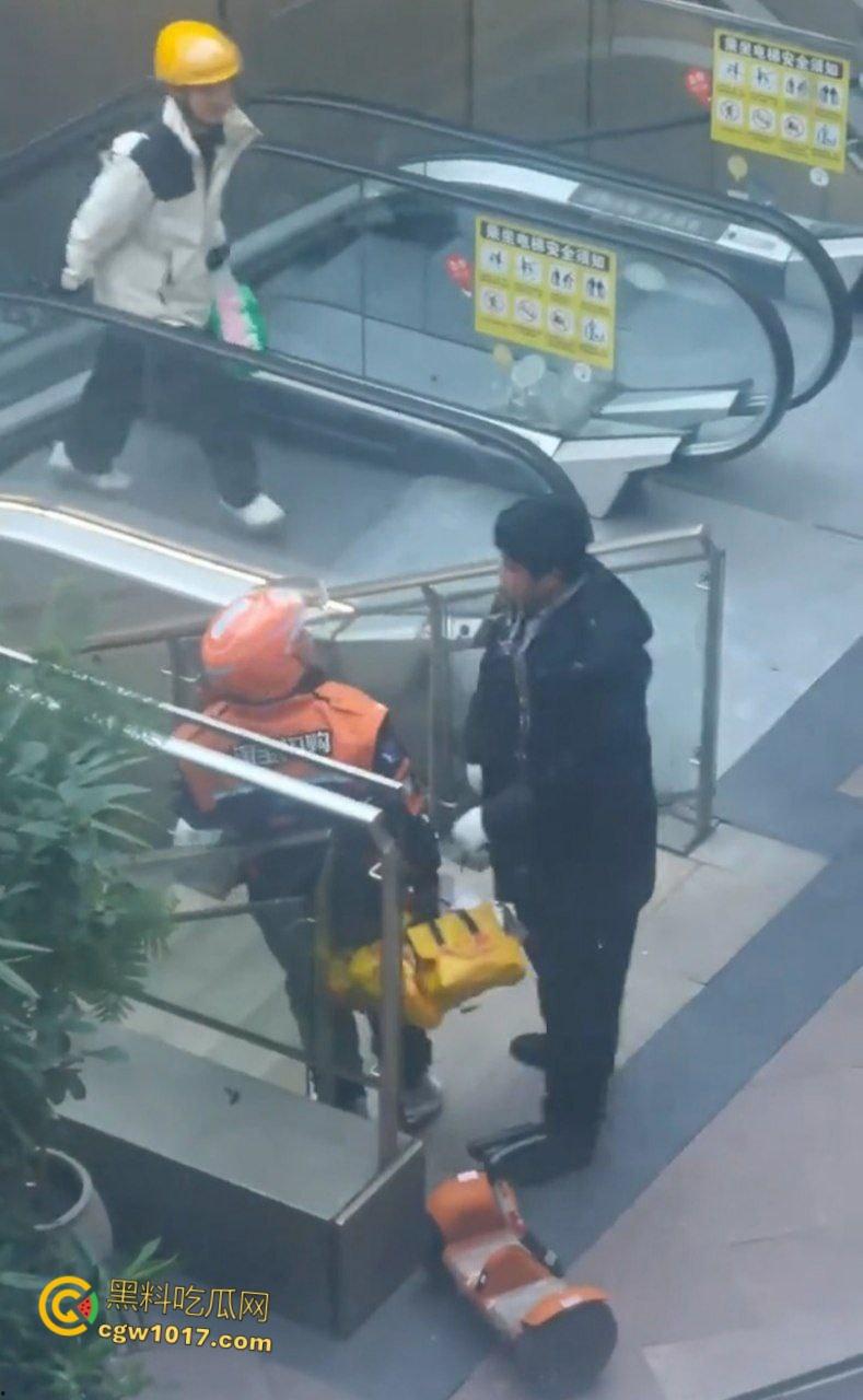保安和外卖员商场爆发矛盾,真实上演君子动口不动手,互吐口水对峙互不退让,保安看他戴头盔就吐了就跑 !