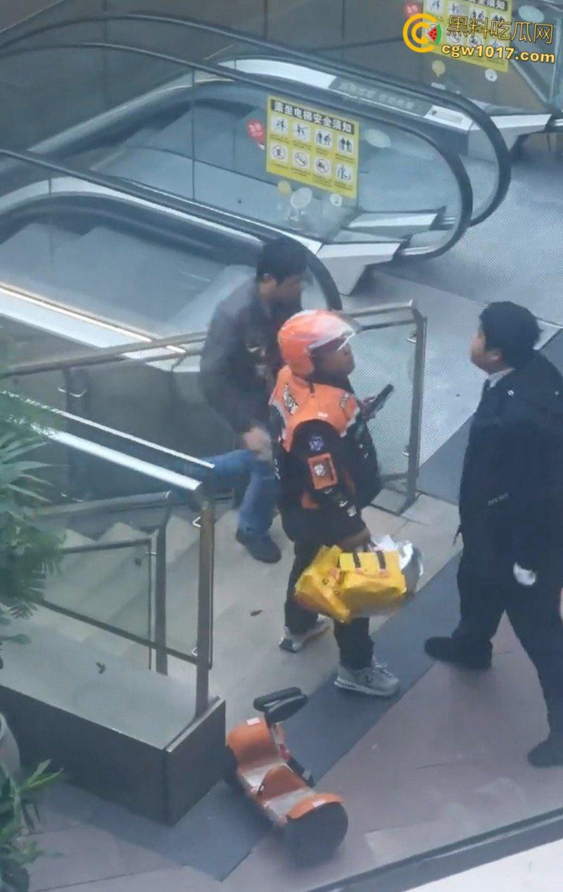 保安和外卖员商场爆发矛盾,真实上演君子动口不动手,互吐口水对峙互不退让,保安看他戴头盔就吐了就跑 !
