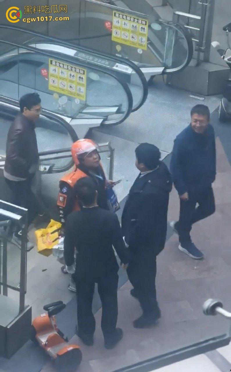 保安和外卖员商场爆发矛盾,真实上演君子动口不动手,互吐口水对峙互不退让,保安看他戴头盔就吐了就跑 !