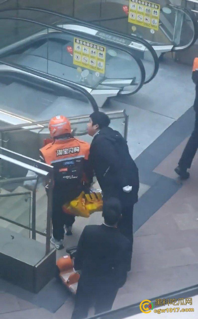 保安和外卖员商场爆发矛盾,真实上演君子动口不动手,互吐口水对峙互不退让,保安看他戴头盔就吐了就跑 !