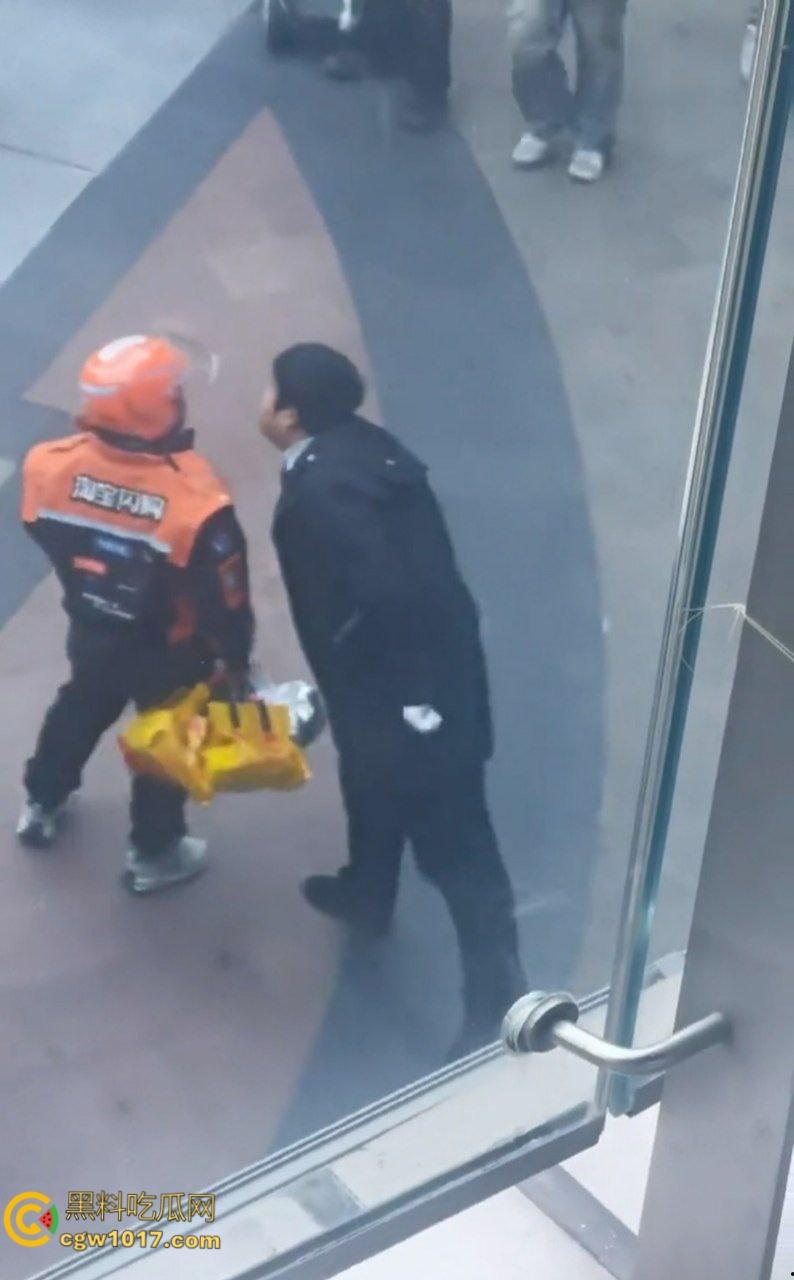 保安和外卖员商场爆发矛盾,真实上演君子动口不动手,互吐口水对峙互不退让,保安看他戴头盔就吐了就跑 !