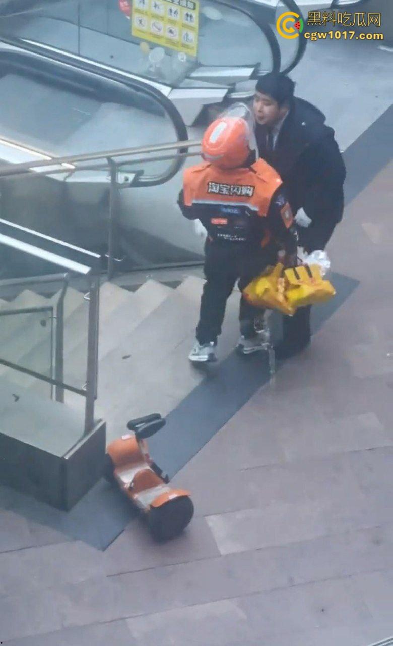 保安和外卖员商场爆发矛盾,真实上演君子动口不动手,互吐口水对峙互不退让,保安看他戴头盔就吐了就跑 !