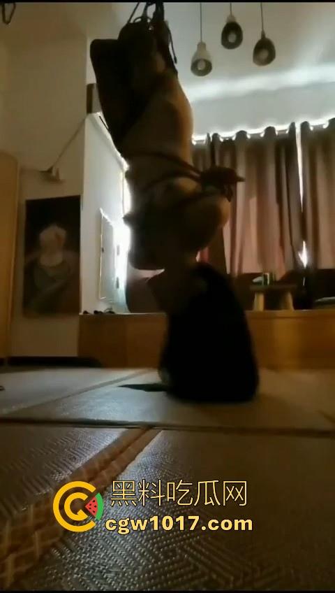 捆绑爱好者最新捆法!原称之为爸爸吊起来打,全身脱光倒立捆绑皮鞭伺候,还得是你们sm的大哥有创意啊!