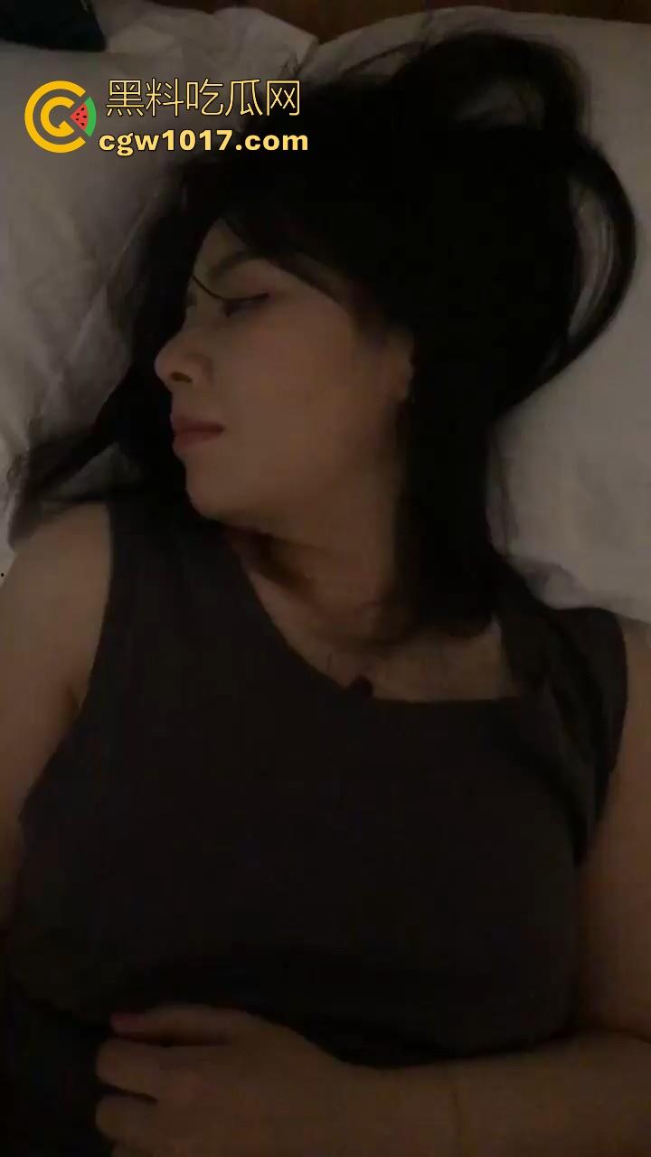 醉酒带回极品美女,一开始还抗拒插入,大鸡巴塞进去了瞬间老实,狂插到底淫水直流,怎么能这么骚啊!