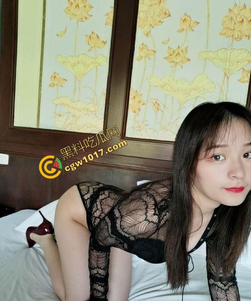 校园尤物,妖娆胴体引百男疯狂!金主震撼深喉舔骚态,粉嫩白虎穴受暴操,自慰视频满足欲望!