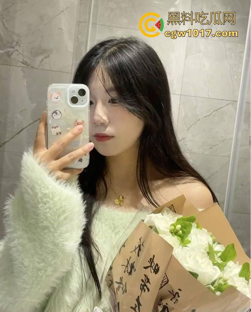 湖北师范大学萝莉学妹【温琬玲】反差跪床深喉口爆，狗链牵引翘臀后入爆操，与男友性爱视频曝光泄露！