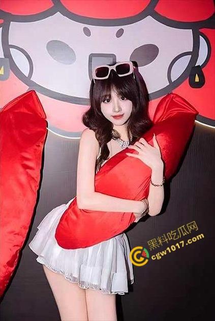 绿帽淫妻大神【夜未央】的极致私密派对:母狗被单男暴操,绿帽老公激情撸管,内射淫水横流,绿帽刺激感爆棚!