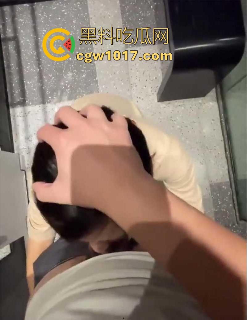 成都极品反差少妇【林文雯】万人骑乘公交车,大方炫耀爱被轮,全裸跪舔主人,简直是成都第一荡妇!