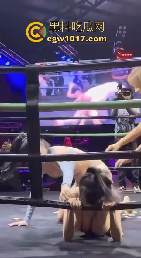 顶级拳击赛事推出,全新比基尼拳击大赛强势来袭!极品大奶女拳手互相厮杀,扯奶子掏逼都使上,啥时候到我上场打!