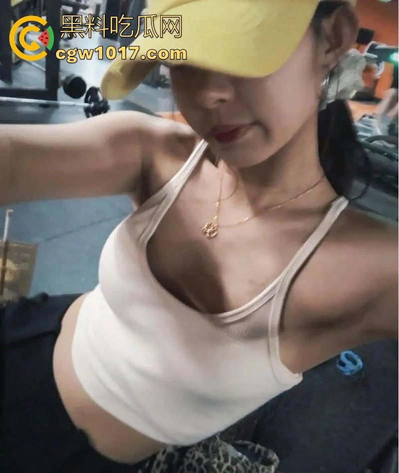 网聊约炮小红书极品小美,清纯少女秒变骚逼精盆,酒店套房跪吞巨屌,无套后入内射喷精,看着就很有感觉!