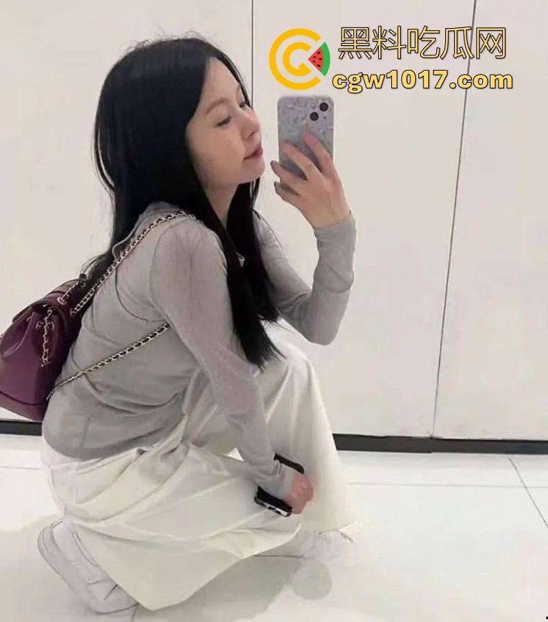 网聊约炮小红书极品小美,清纯少女秒变骚逼精盆,酒店套房跪吞巨屌,无套后入内射喷精,看着就很有感觉!