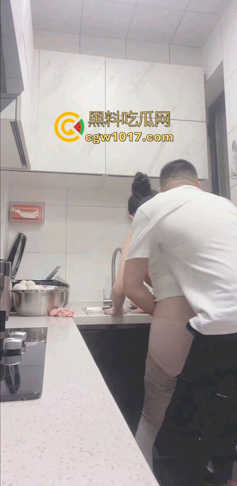 在厨房强上美艳瑜伽裤嫂子,按在厨房灶台就从后面猛干,插得嫂子淫水哗哗流,内射内射彻底被操服了!