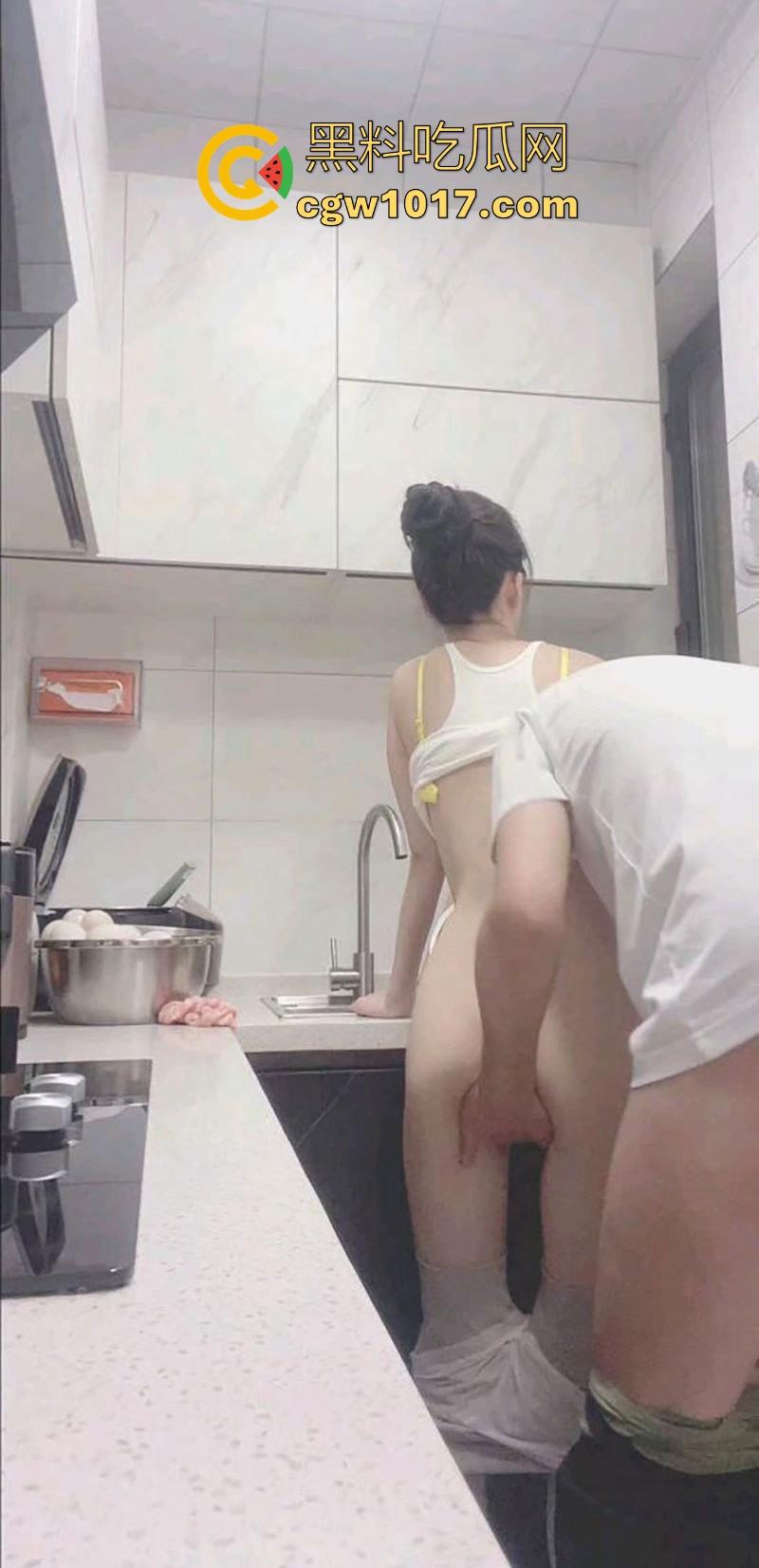 在厨房强上美艳瑜伽裤嫂子,按在厨房灶台就从后面猛干,插得嫂子淫水哗哗流,内射内射彻底被操服了!