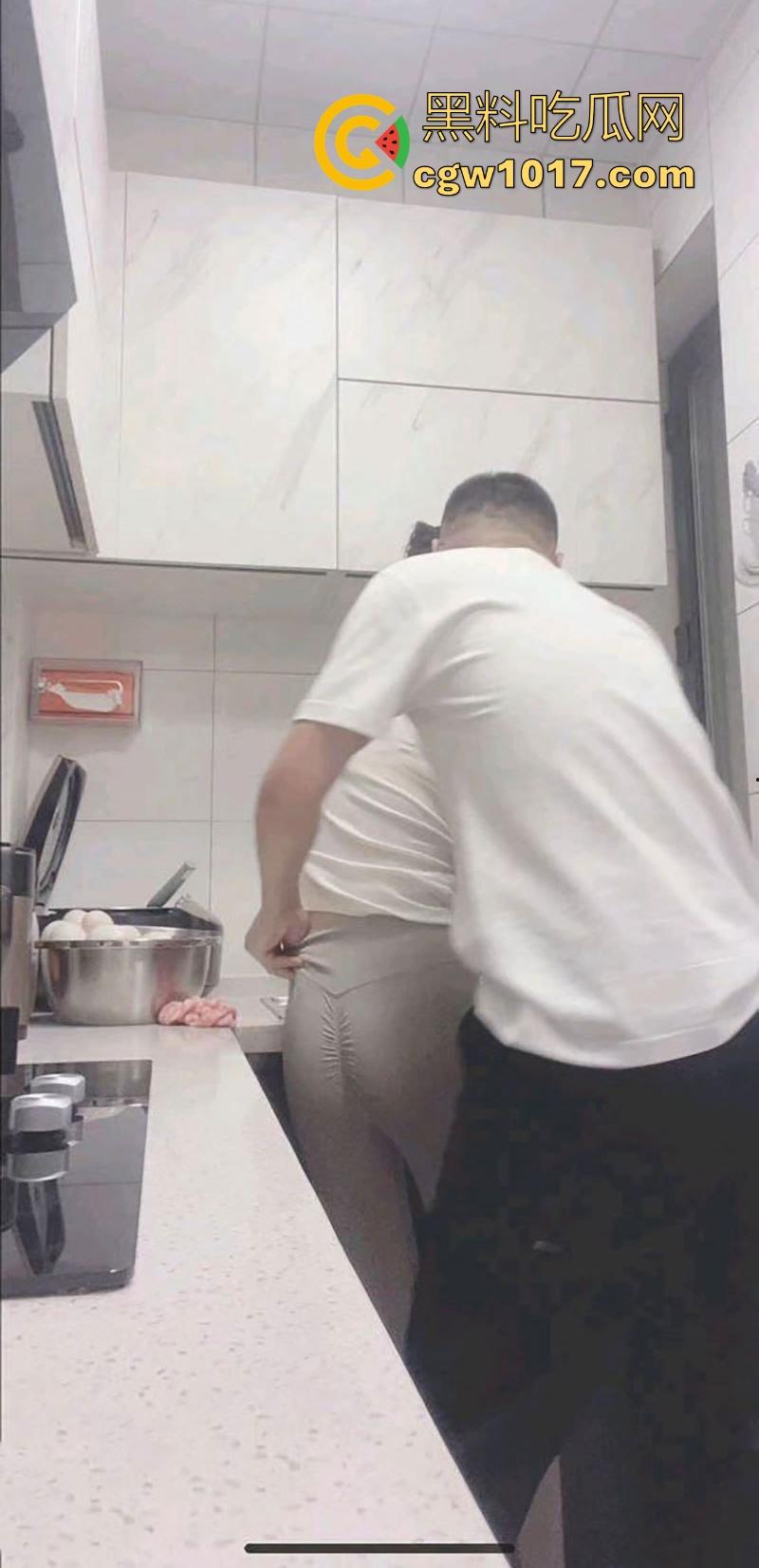 在厨房强上美艳瑜伽裤嫂子,按在厨房灶台就从后面猛干,插得嫂子淫水哗哗流,内射内射彻底被操服了!