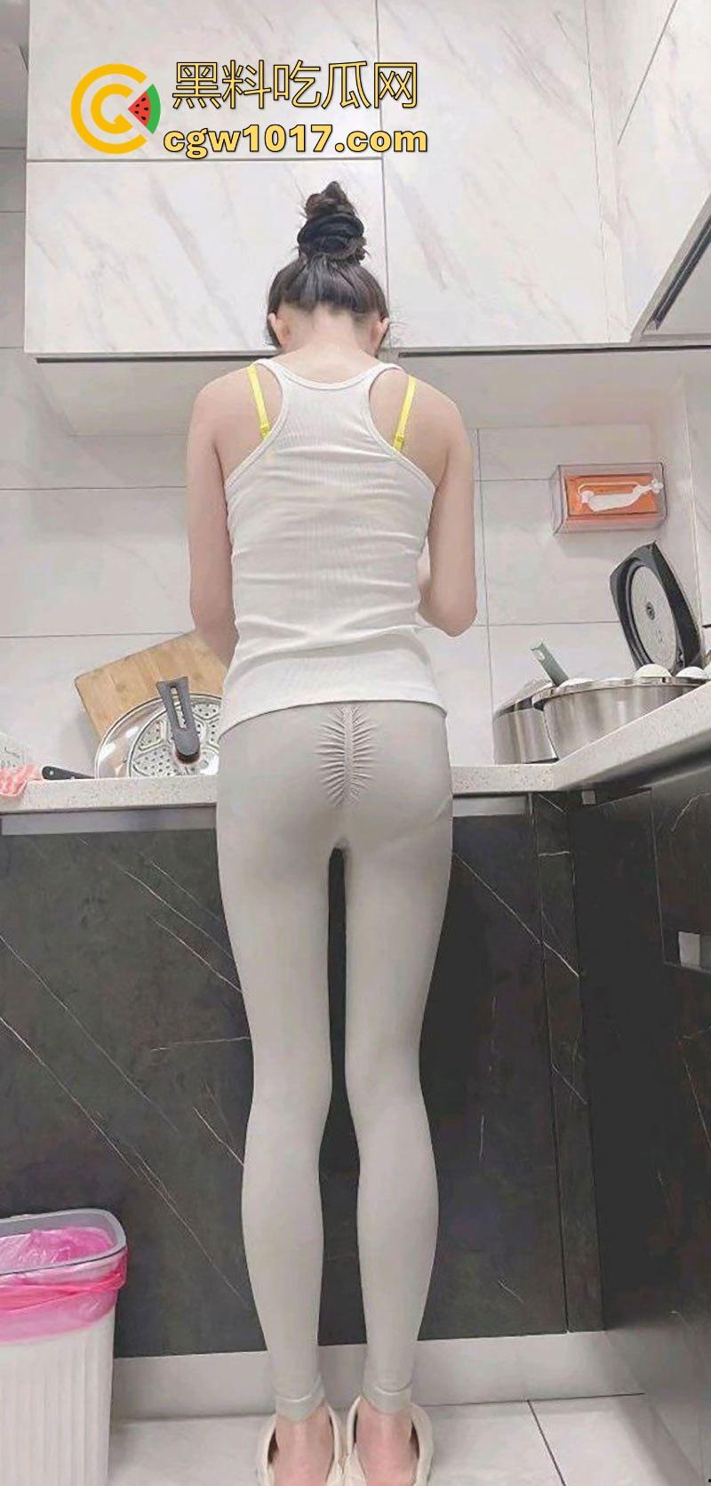 在厨房强上美艳瑜伽裤嫂子,按在厨房灶台就从后面猛干,插得嫂子淫水哗哗流,内射内射彻底被操服了!